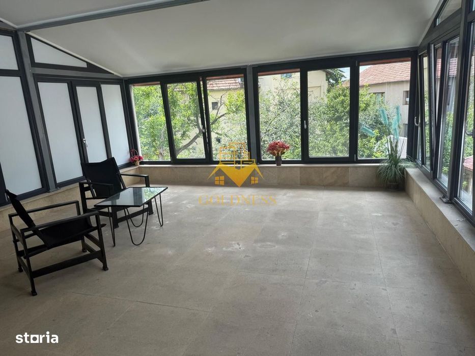 Casa individuala 5 camere zona centrala , 210 mp si garaj propriu!