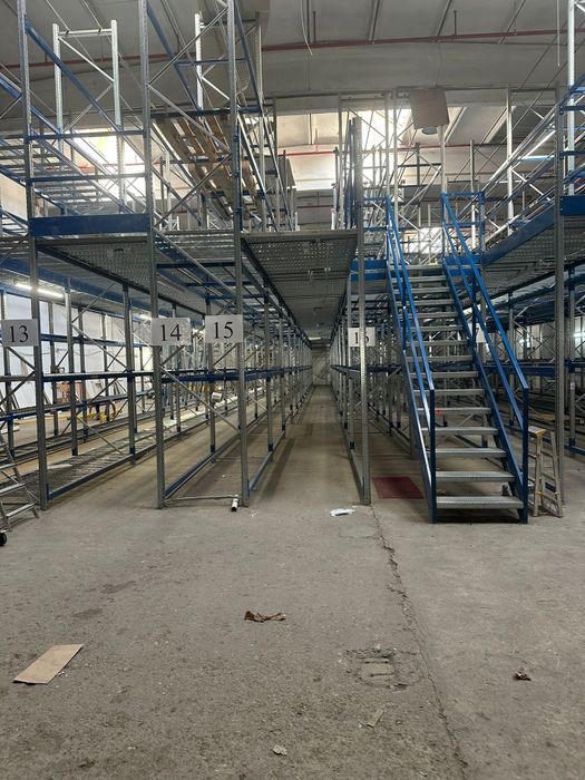 Vând platforma mezanin pe structură de raft la super preț