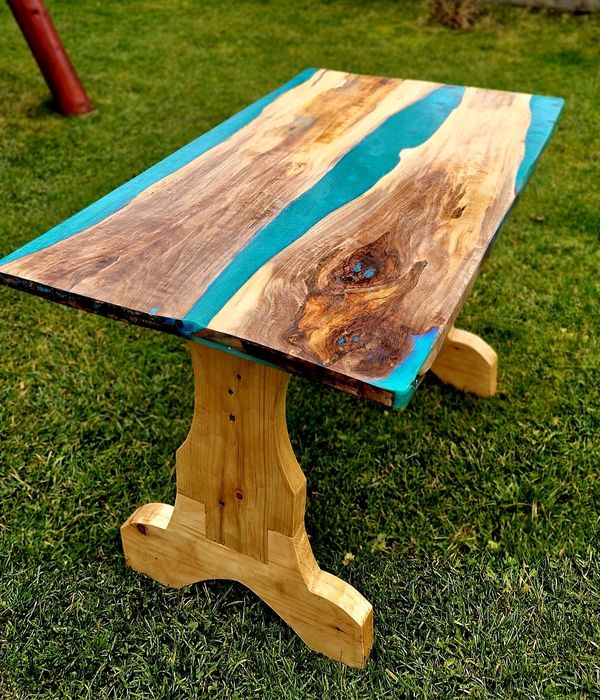 Masă unicată din lemn de nuc si răsină epoxidică