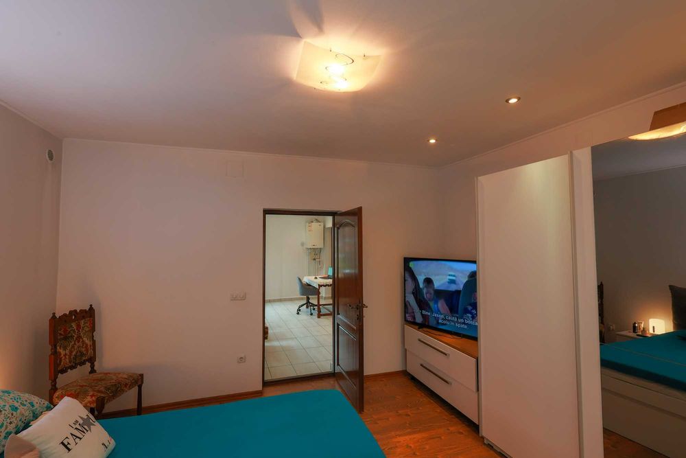 Casă 3 camere, renovată 2021, fotovoltaice 6kW, 815 mp teren – Orăștie