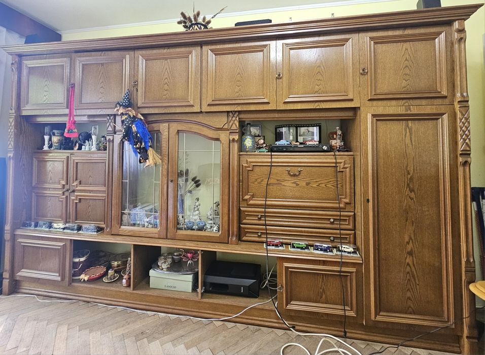 Mobilă living din lemn masiv și furnir