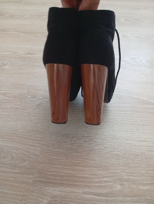 Продавам рокля с боти