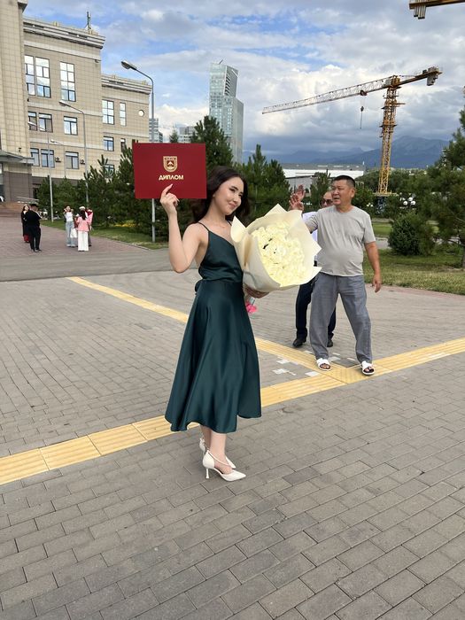 Платье атласное зеленое