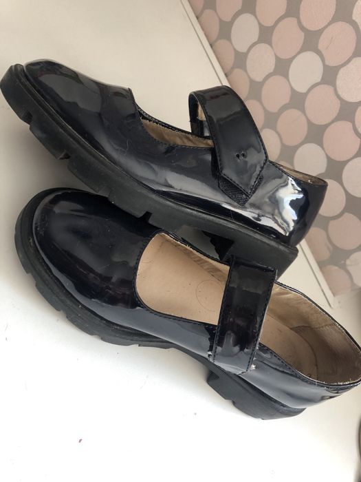 Продам школьную обувь