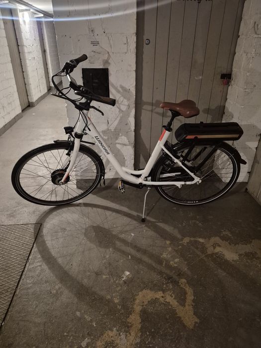 Bicicletă electrică cu baterie și încărcător