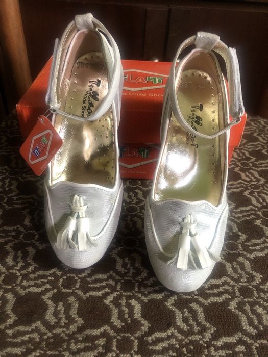 Нарядные серебристые туфли на девочку. Новые. В упаковке. Пр-во Турция