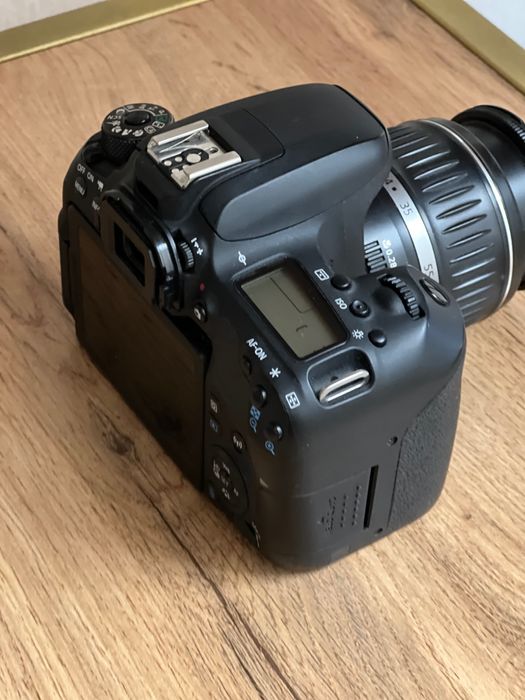 Продаю Canon EOS 77D