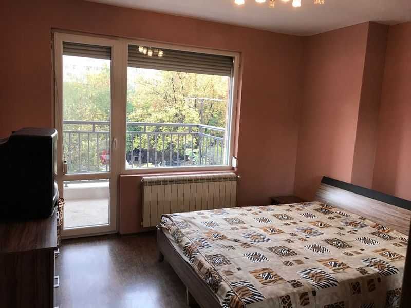 Тристаен имот в Слатина