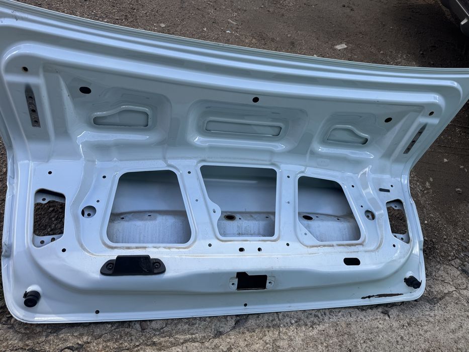 Веста крышка багажника