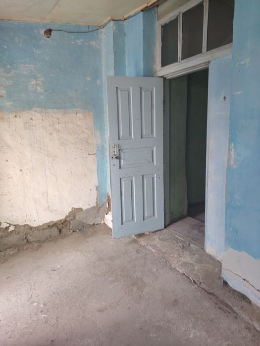 Opshiy dvor lekin adelni qilingan darvozasi bor adelni