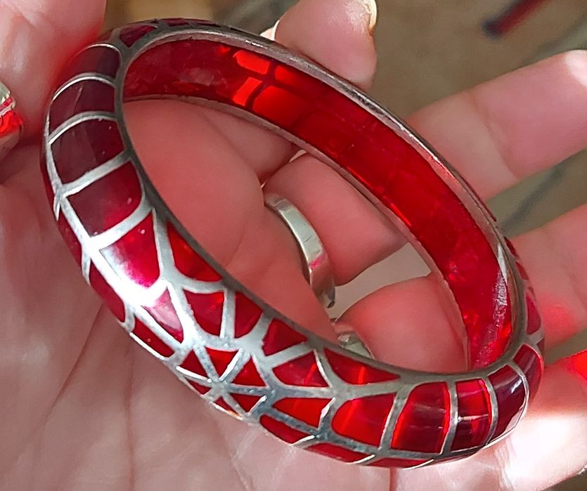 Винтидж / Гривна от луцит с обков