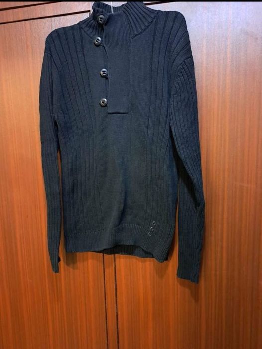 Подарява мъжки фанели размер L, M