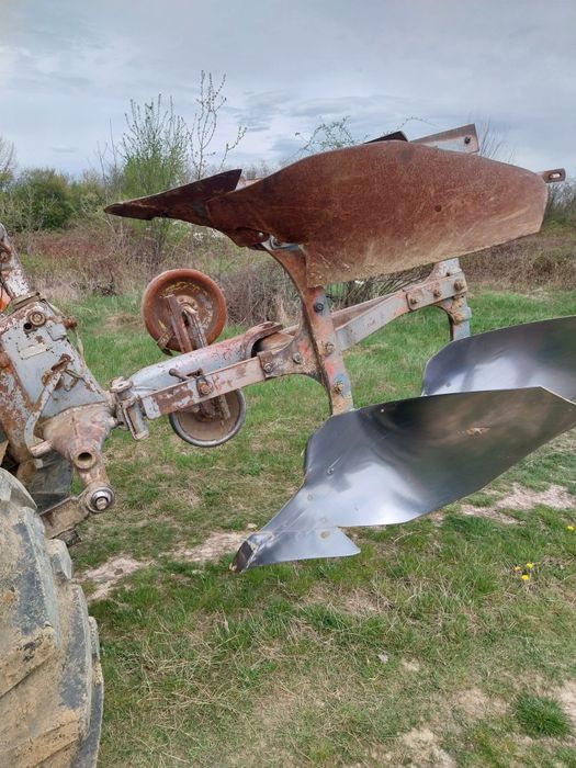 Vând plug 2 brazde reversibil