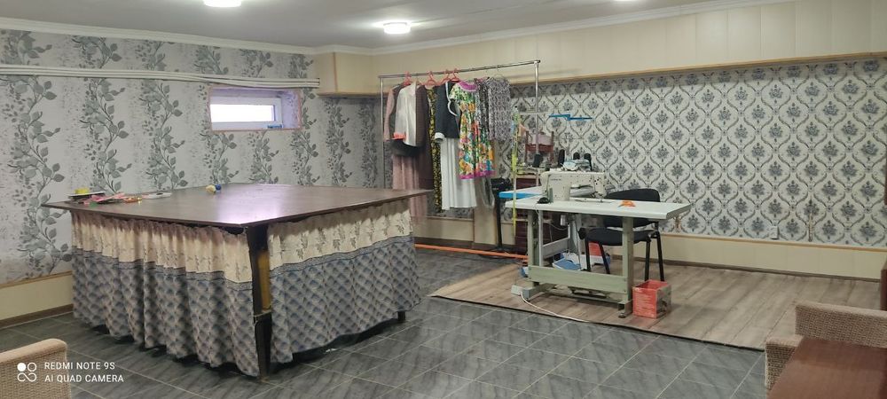 Тикувхона сотилади, домни подвалида