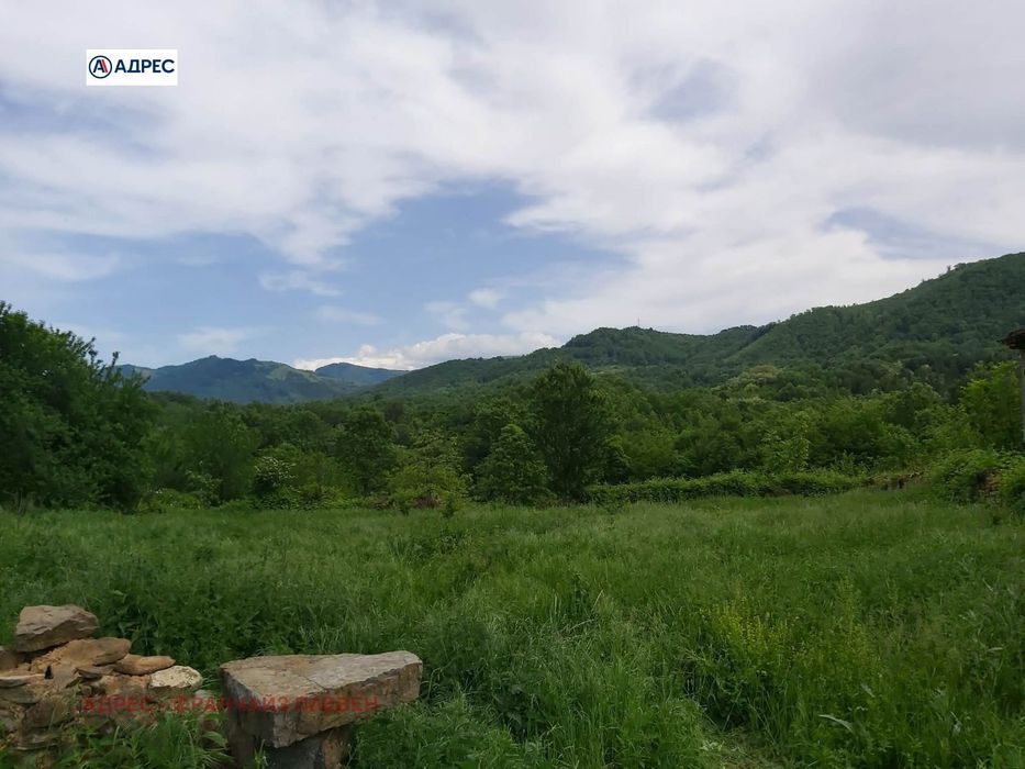 Парцел в Ловеч, област-гр.Троян площ 625 цена 27000