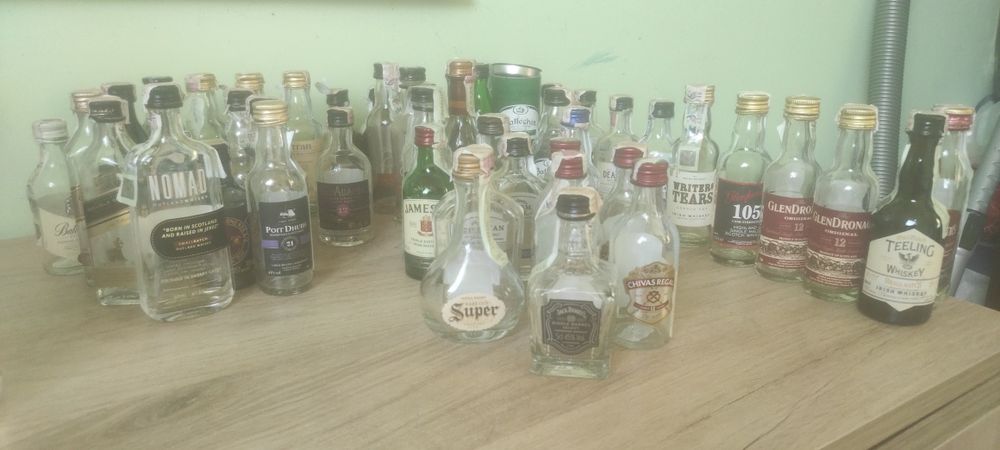 Мини бутилки от алкохол.Сет мини бутилки уиски 47бр 20е.Бутилки от ракия сет 8е.Комплект всички общо 25е.Подарък 10бр пластмасови бутилки от уиски50мл