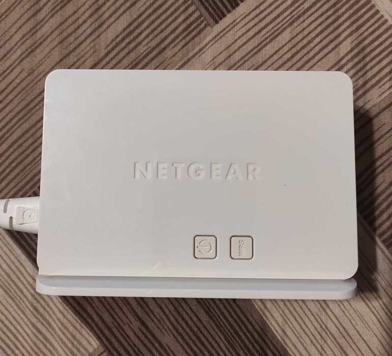 Продавам двулентов WiFi разширител обхват NETGEAR WN3500RP и PIX-LINK!