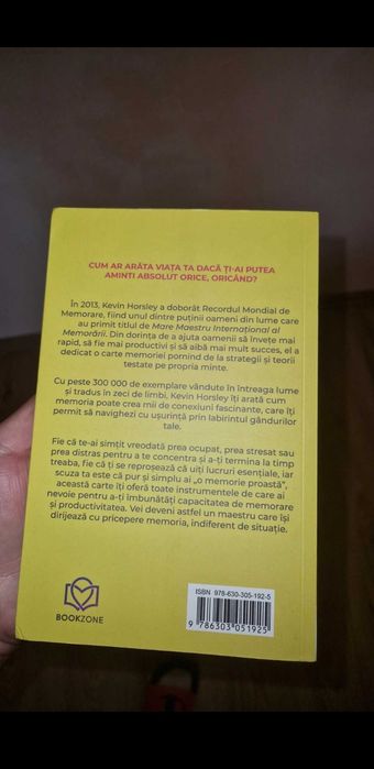 Vând 4 cărți, pachet sau individual.