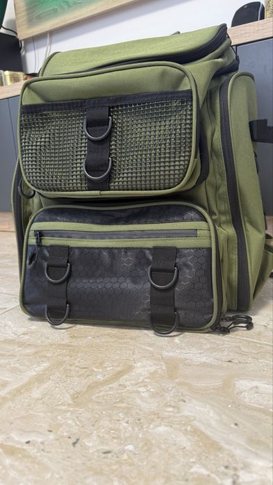 Vand rucsac de pescuit bine compartimentat