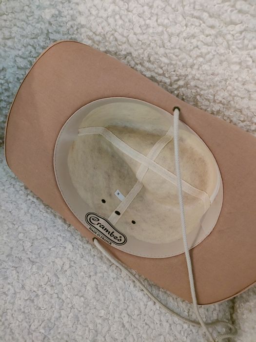 Palarie purtata doar o data. Din păcate mărimea este mica.