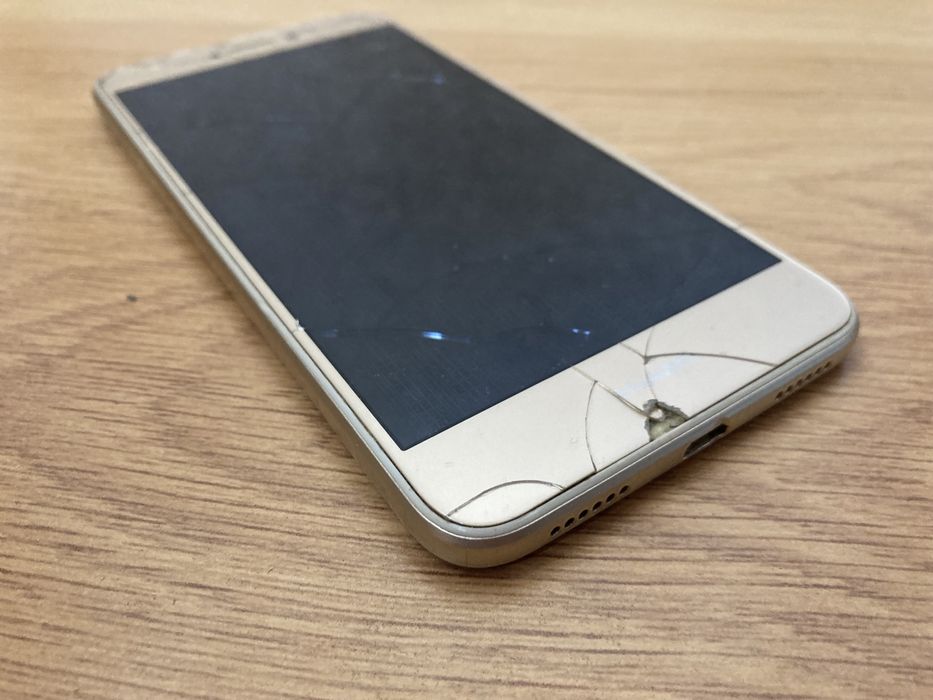 Huawei P8 Lite плюс подарък 2 кейса и зарядно