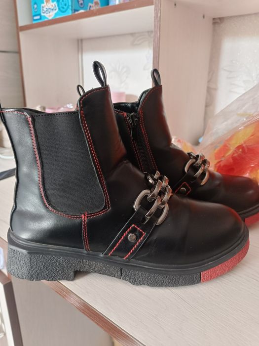 Продам осенние ботинки для девочки