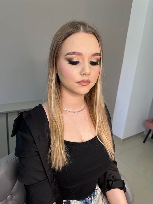 Ofer servicii de machiaj profesional în Rm.  Vâlcea