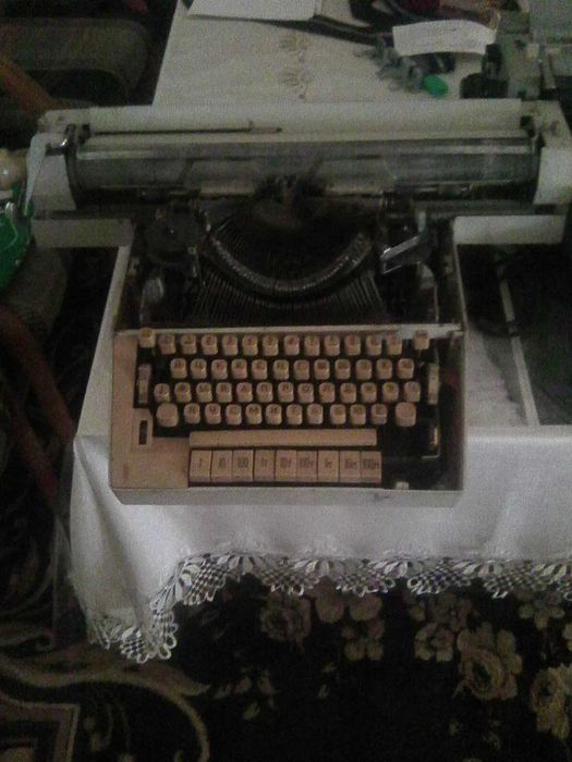 пишущая машинка 2 штуки механическая и электрическая антиквариат