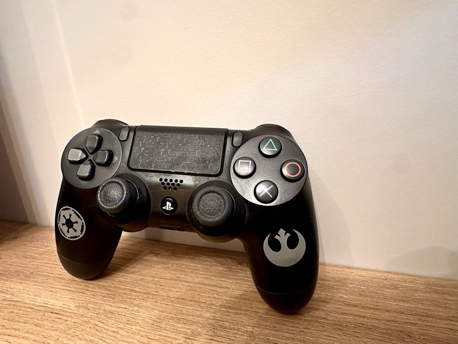 Limited Edition Star Wars Playstation 4 PRO  1TB + подарък две игри