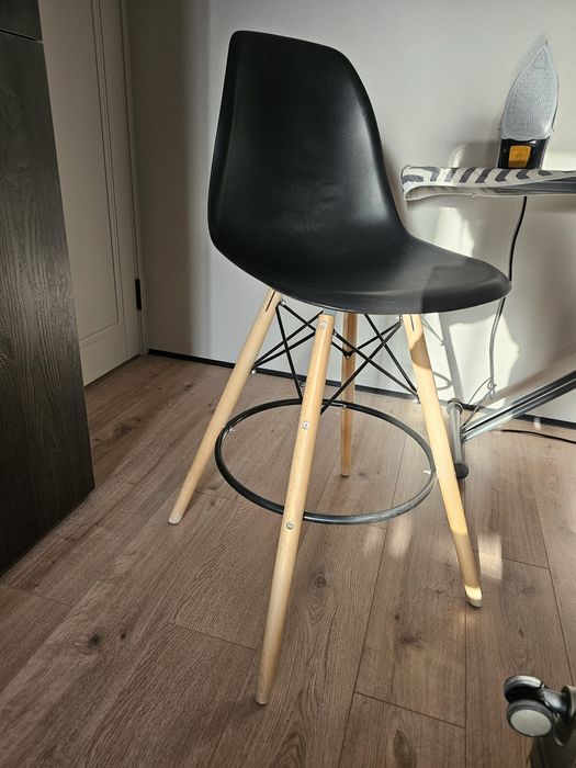 Барный стул, дерево пластик