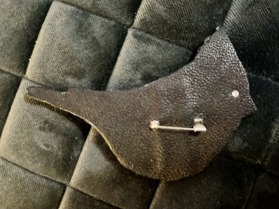 Сребриста брошка от естествена кожа