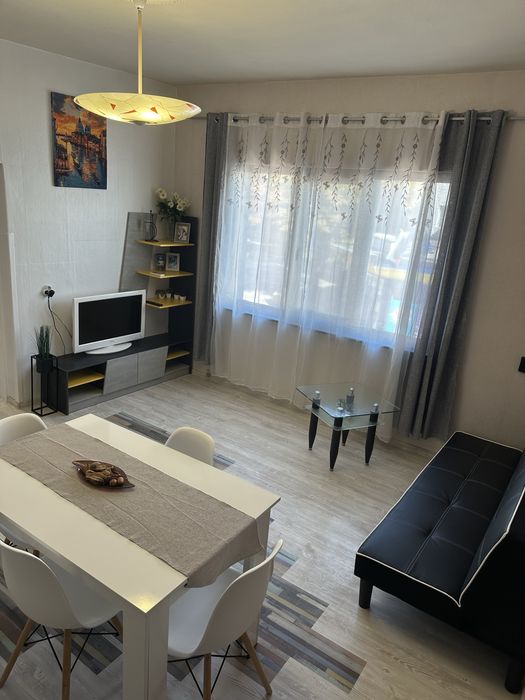 Дава се под наем Тристаен апартамент в Ямбол, Център - 105 кв.м за 382.5 € - Снимка #2