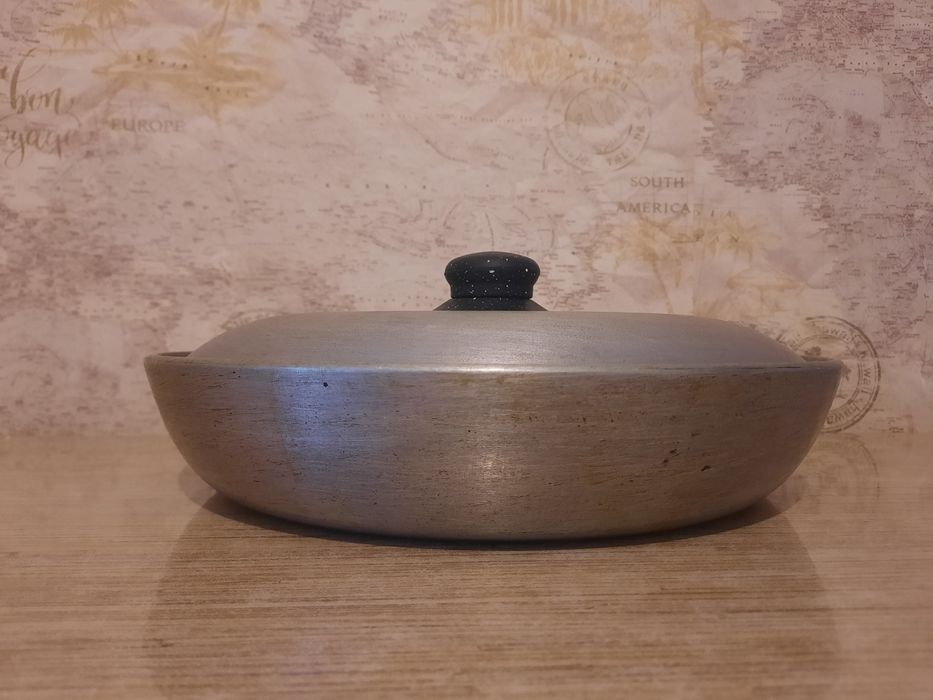 Казан 6 л и сковорода чугунные.