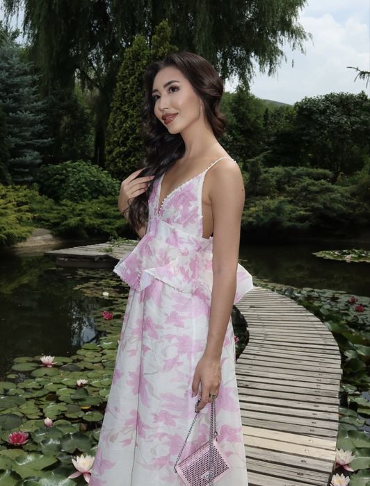 Нежное платье с баской