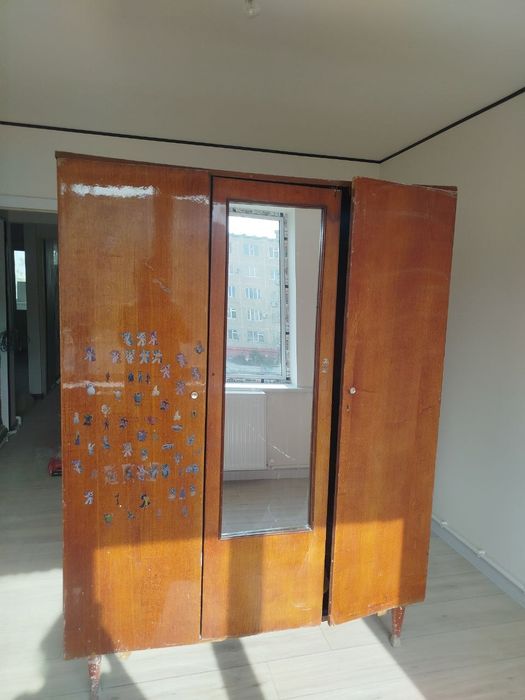 Продаётся шоффоньер люстры