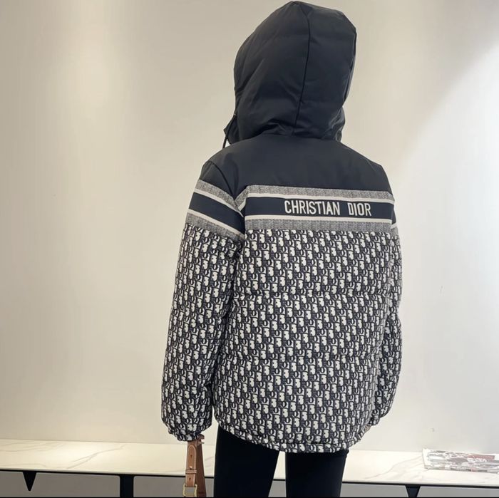 Продам куртку новую