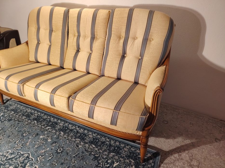 Canapea vintage stil Ludovic XV 
Canapele de 3 locuri , perne și hus