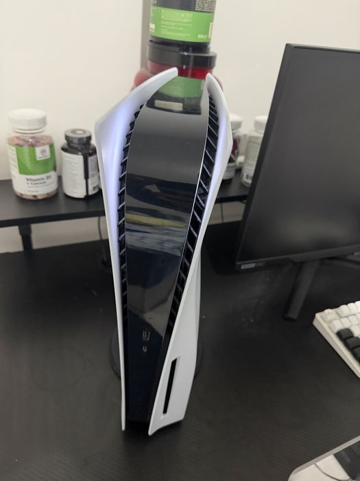 Playstation 5 + игри + 1 джойстик и един джойстик за части