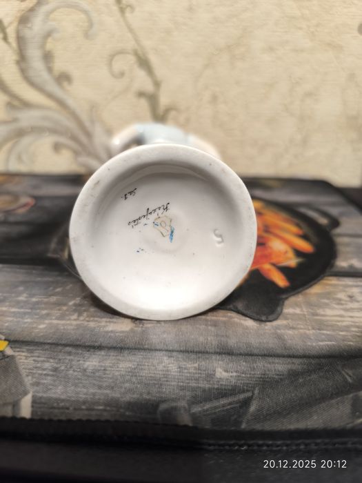 Фарфоровая статуэтка.