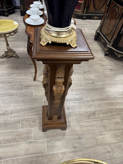 Piedestal din lemn cu sculpturi