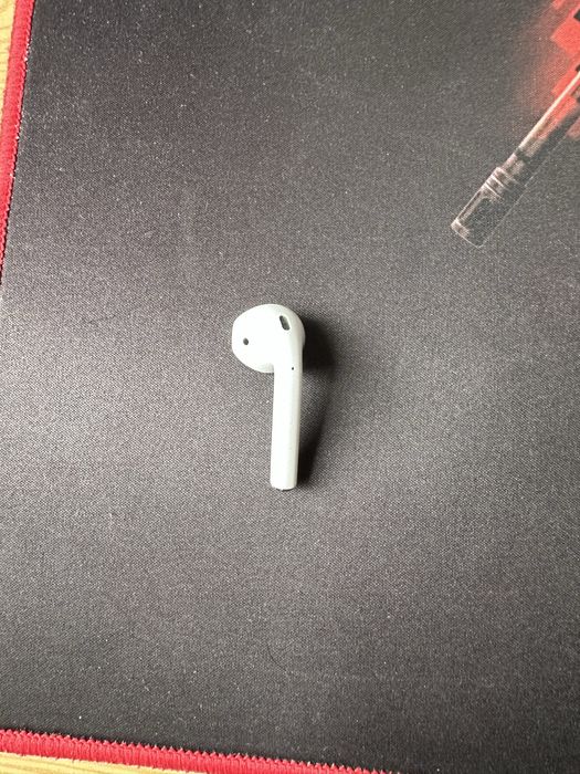 левый наушник от airpods 2