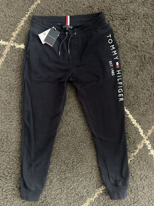 Vând pantaloni Tommy Hilfiger