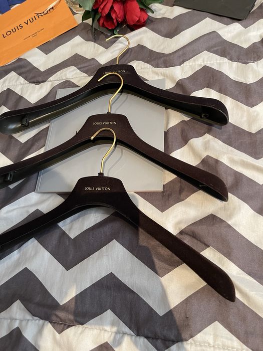 Umerase paltoane / geci / camasi / rochii / Louis Vuitton autentice