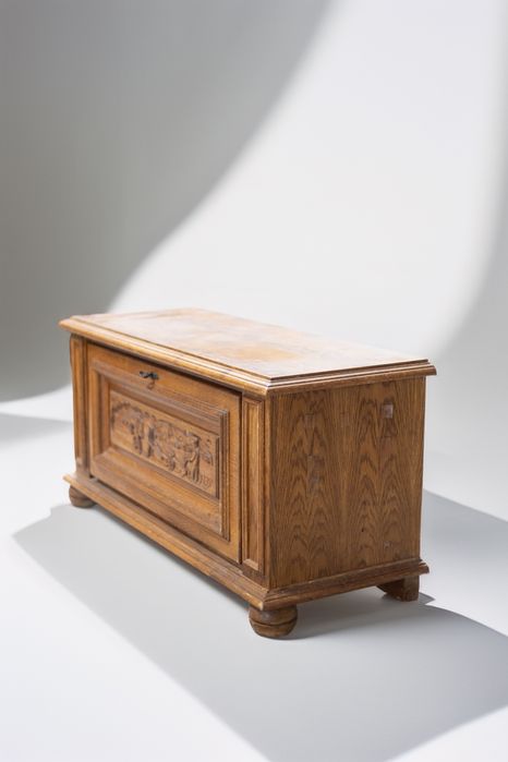 Ladă de zestre sculptată manual, din lemn masiv