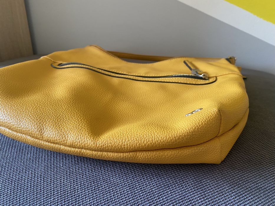 Жълта кожена чанта