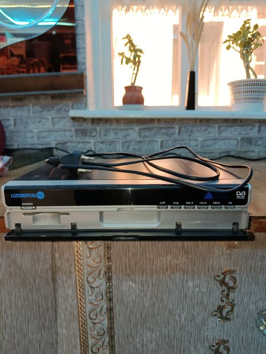 Тюнер digital TV состояние почти новый без пульта