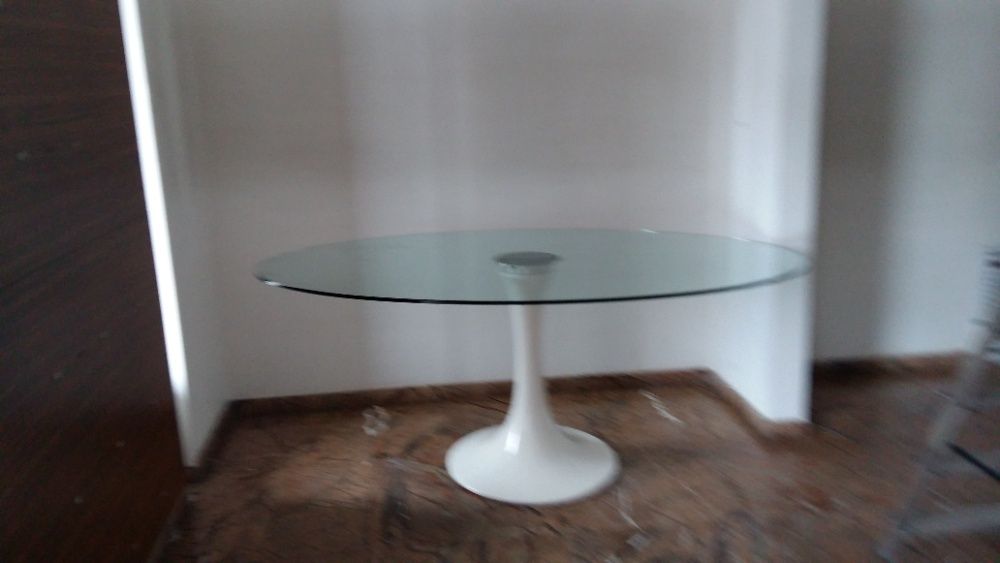 Стол стеклянный.