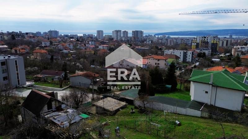 Четиристаен ексклузивен апартамент за продажба, с голяма дневна и собс