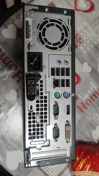 Мини компютър Fujitsu, готов за работа с Windows 10.