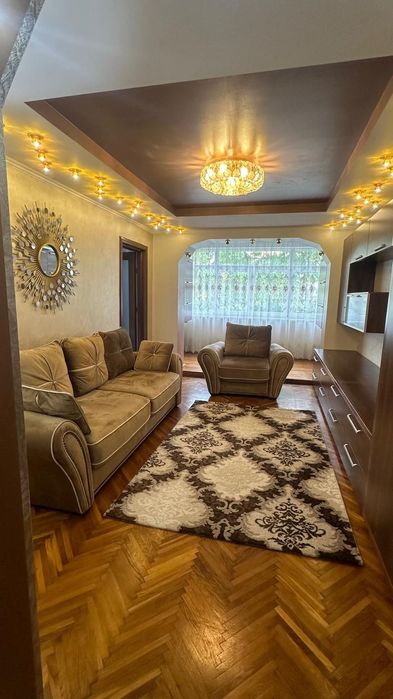 Închiriez apartament cu trei camere mobilat și utilat